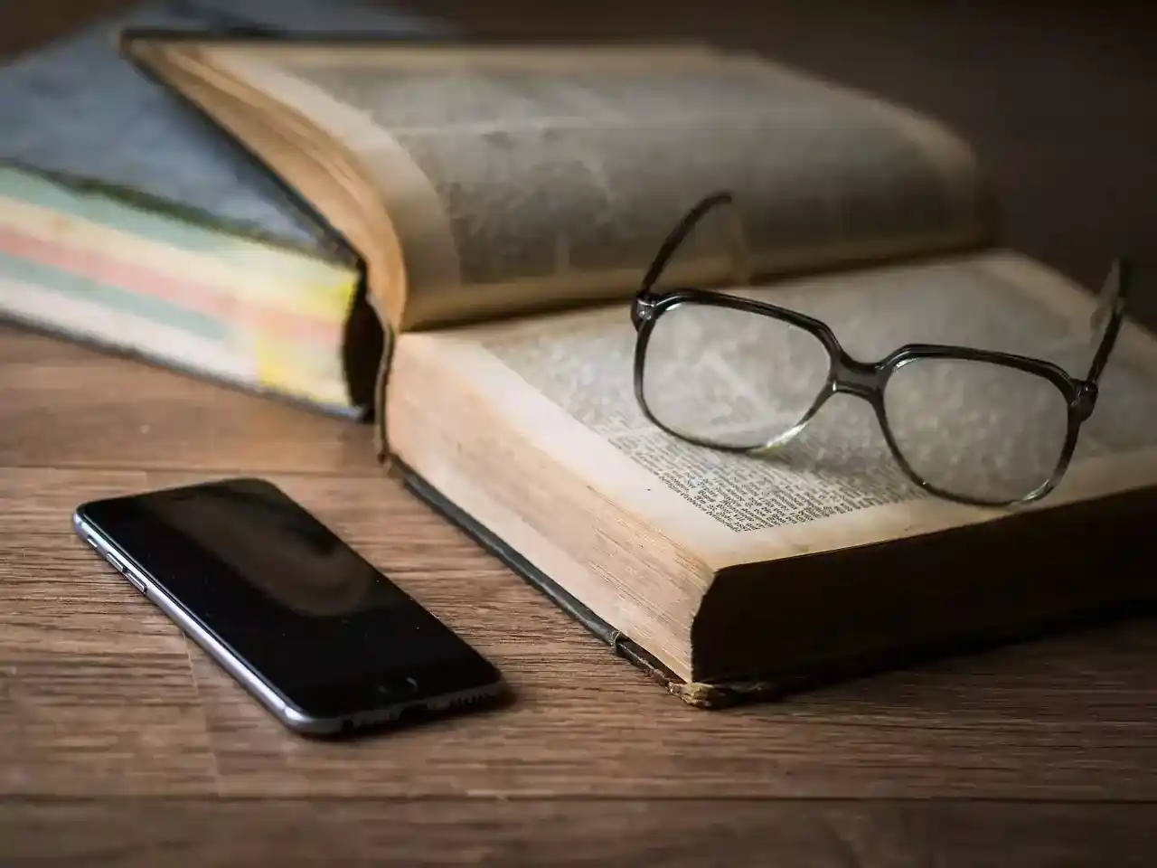 Un smartphone sur une table dans une ferme